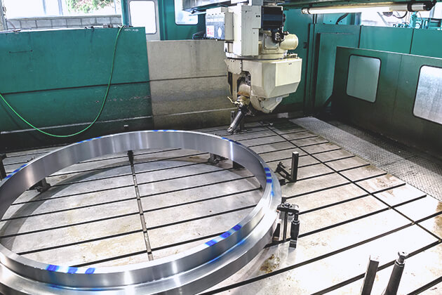 Operating view of 5 axis machine